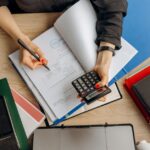 Startende ondernemer die hun financiële fundament op orde brengt met zakelijke rekeningen en tools.