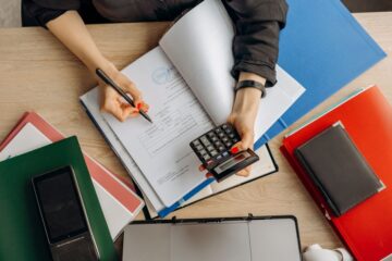 Startende ondernemer die hun financiële fundament op orde brengt met zakelijke rekeningen en tools.
