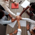 Een team van professionals in een moderne kantooromgeving, die samenwerken aan een project, symboliserend medewerkers detacheren.