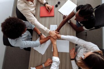 Een team van professionals in een moderne kantooromgeving, die samenwerken aan een project, symboliserend medewerkers detacheren.